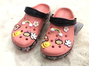 Crocs BayaBand Clog - สั่งซื้อ 1 คู่ แถมตุ๊กตาติด รองเท้า 4 อัน = 100 ฿ รองเท้าเพื่อ สุขภาพ รองเท้าหัวโต รองเท้า ครอส์ รองเท้า แท่น รองเท้า แบบสวมรัดซน ของผู้หญิง M4-M7