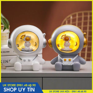 Đèn Ngủ Để Bàn Kiêm Heo Đất Tiết Kiệm Phi Hành Gia Dễ Thương Decor Văn Phòng Phòng Ngủ Kiểu Ngồi (CHỌN MÀU)