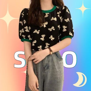 QKKshop ✨ เสื้อแฟชั่นคอกลมแต่งแขนจั๊ม สกรีนลายโบว์ 🎀 ทั้งตัว มี 2สี ดำกับขาว🖤🤍 ตรงคอเสื้อกับแขนเสื้อเป็นสีเขียว 💚 ดูแมทช์ลงตัวสุดๆ🌼🛍️👍