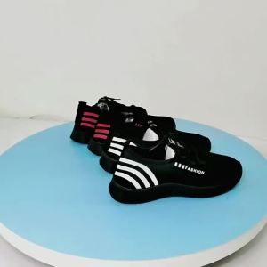 รองเท้าผ้าใบตาข่าย สไตล์ใหม่สำหรับผู้หญิง แฟชั่นเกาหลี รองเท้า Yeezy แบบสบาย ขายส่งสำหรับการค้าต่างประเทศและการขายตามท้องถนน