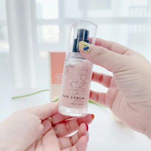 Serum Chống Nắng Vely Vely Vitamin Dark Spot Tone-Up Sun SPF50+ PA+++ 30ml - - Kem chống nắng dạng serum chỉ số SPF50+/PA++++ giúp giảm tác hại tia UV và ánh sáng xanh từ thiết bị điện tử. - Hỗ trợ kiềm dầu và hỗ trợ kiểm soát lỗ chân lông giữ ẩm cho d