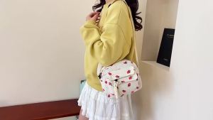 กระเป๋าสะพายข้างน่ารัก กระเป๋าสะพายข้างผ้าคอร์ดูรอยลายสตรอว์เบอร์รีสำหรับผู้หญิงและเด็กผู้หญิง กระเป๋าสตางค์ กระเป๋าสะพายข้าง กระเป๋าเดินทาง กระเป๋าถือแบบสบาย