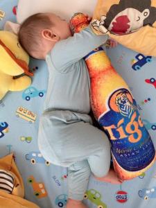 GỐI ÔM NGỦ HÌNH CHAI BIA TIGER CHO BÉ SƠ SINH VẢI NHUNG MỊN AN TOÀN CHO BÉ