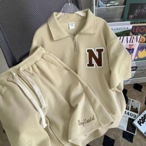 ชุดกีฬาวาฟเฟิลสไตล์อเมริกัน กางเกงขาสั้นแขนสั้นปักลายหลวมๆ ในช่วงฤดูร้อน ชุดวิ่งสบายๆ สองชิ้นสำหรับคู่รัก