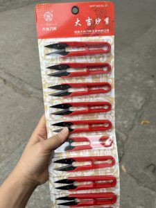 Combo 1 dây 12 cái kéo bấm chỉ nhựa đỏ lưỡi đen DJ 107 kéo bấm siêu sắc chính hãng