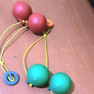 1 SET BESAR BIG GEDE 46 MM Mainan Tik Tok Tok Tek Tek Etek Nok Permainan Lama jadul lato-lato Main anak jadul eteketek toktok 2 bola karet tali pletek kletek tektek zaman dulu asah otak tektok bunyi ball Kecil murah laris Viral Kato latho Katto Autis 46mm