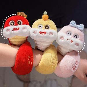SDFSF Mascots กำไลข้อมืองูกำมะหยี่ ของเล่นวงกลม สไตล์ข้อมือ ของเล่นตุ๊กตางูตบ ตุ๊กตาข้อมือมือถือ การ์ตูนลายการ์ตูน แหวนมือตุ๊กตาปีใหม่ ของขวัญงูปี2025