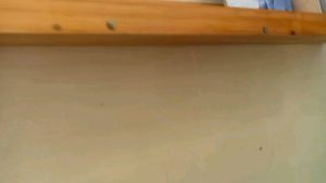 Rak kayu J minimalis kayu jati Belanda tempel dinding tembok ruang makan dapur dan ruang keluarga tempat dekorasi hiasan buku foto ruang TV