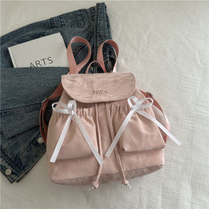 MOUSSON  กระเป๋าเป้สะพายหลังโบว์คุณภาพสูงสำหรับผู้หญิงกระเป๋าเดินทางแฟชั่นใหม่สไตล์เกาหลีกระเป๋านักเรียนลำลองนักเรียนออกแบบเชือกรูดใช้งานได้จริงแมทช์ลุคง่าย