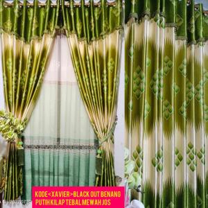 Gorden Jendela Pintu Minimalis Bahan Blackout Kode Xavier 6 Gelombang 12 Lubang\\n\\n Apa Itu Gorden Jendela Pintu Minimalis?\\n\\nGorden jendela pintu minimalis adalah pilihan yang sempurna bagi mereka yang mencari solusi praktis dan estetis untuk mengatur cahaya di rumah mereka. Dengan desain modern yang menarik, gorden ini cocok untuk berbagai ruangan, termasuk kamar tidur. Dalam artikel ini, kita akan membahas lebih lanjut tentang gorden jendela pintu minimalis dan cara memilih yang tepat untuk rumah Anda.\\n\\n Desain Modern\\n\\nGorden dengan desain modern seperti gorden jendela pintu minimalis menawarkan penampilan yang bersih dan elegan. Mereka biasanya memiliki bentuk sederhana dan garis yang tegas, membuatnya cocok untuk berbagai gaya dekorasi interior. Gorden ini juga sering hadir dalam berbagai warna dan tekstur, sehingga Anda dapat menyesuaikannya dengan preferensi Anda.\\n\\n Untuk Kamar Tidur\\n\\nGorden jendela pintu minimalis sangat ideal untuk kamar tidur karena mereka dapat membantu menciptakan suasana yang tenang dan damai. Bahan blackout kode Xavier, yang kami jelaskan di bawah, akan membantu memblokir cahaya matahari agar Anda dapat tidur dengan nyenyak.\\n\\n Bagaimana Cara Memilih Gorden Jendela Pintu Minimalis yang Tepat?\\n\\nMemilih gorden jendela pintu minimalis yang tepat untuk rumah Anda bisa menjadi tugas yang menantang. Berikut adalah beberapa tips untuk membantu Anda memilih yang terbaik:\\n\\n Mengenai Bahan Blackout Kode Xavier\\n\\nGorden jendela pintu minimalis bahan blackout kode Xavier adalah pilihan yang sangat baik jika Anda mencari gorden yang dapat memblokir cahaya matahari secara efektif. Bahan blackout ini dirancang khusus untuk menghalangi cahaya, sehingga Anda dapat menikmati suasana yang lebih tenang dan damai di rumah Anda.\\n\\n Gelombang 12 Lubang\\n\\nGelombang 12 lubang adalah fitur lain dari gorden jendela pintu minimalis yang perlu dipertimbangkan saat memilih gorden. Fitur ini memungkinkan gorden bergerak dengan lebih lembut dan halus, memberikan penampilan yang lebih elegan dan profesional.\\n\\n Tips untuk Menyimpan dan Merawat Gorden Jendela Pintu Minimalis\\n\\nMemiliki gorden jendela pintu minimalis yang cantik dan berfungsi dengan baik tidak cukup; Anda juga harus merawatnya dengan benar. Berikut adalah beberapa tips untuk membantu Anda menjaga gorden Anda tetap bersih dan tahan lama:\\n\\n Menjaga Kebersihan\\n\\nGorden jendela pintu minimalis perlu dibersihkan secara teratur untuk menjaga kebersihan dan penampilan mereka. Anda dapat membersihkan gorden dengan menggunakan vacuum cleaner atau menyeka dengan kain lembut.\\n\\n Menghindari Kerusakan\\n\\nUntuk menghindari kerusakan pada gorden jendela pintu minimalis Anda, pastikan untuk tidak menaruh benda berat di atasnya dan hindari penggunaan produk pembersih yang keras atau abrasive.\\n\\n Kesimpulan\\n\\nGorden jendela pintu minimalis adalah pilihan yang sempurna bagi mereka yang mencari solusi praktis dan estetis untuk mengatur cahaya di rumah mereka. Dengan desain modern dan bahan blackout kode Xavier, gorden ini menawarkan penampilan yang bersih dan elegan serta fungsionalitas yang hebat. Pastikan untuk memilih gorden dengan gelombang 12 lubang untuk penampilan yang lebih profesional dan merawatnya dengan benar untuk menjaga kebersihan dan tahan lama.\n}