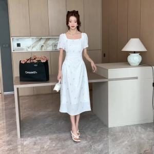 Dazzlin  ชุดเดรสสีขาวสไตล์ฝรั่งเศสความรู้สึกระดับไฮเอนด์สำหรับสุภาพสตรีชุดเดรสยาวแขนสั้นคอเหลี่ยมสไตล์รอยัลเจเนอเรชั่นดูผอมดีไซน์สำหรับผู้หญิง