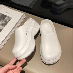 LKfashion พร้อมเสิร์ฟ รองเท้าแฟชั่น สไตล์เกาหลีมาก เป็นแบบสวมเสริมส้นทรงสวยมาก ใส่ได้ทุกวันไม่เบื่อ ราคาไม่แรง สั่งเลยส่งไวมาก