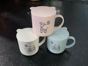 Ca Cốc Tròn 300ml Hokori Có Nắp Nhựa Việt Nhật Cao Cấp Chịu Nhiệt Tốt Màu Sắc Xinh Xắn
