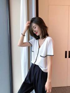 เสื้อผ้าแฟชั่นผู้หญิง เสื้อยืดหญิง เสื้อแขนสั้นไหมพรม กระดุมหน้า แต่งกระเป๋า ผ้านิ่มใส่สบาย ใส่ได้หลายโอกาส