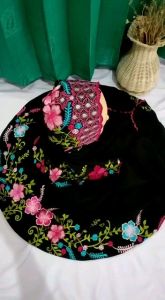 Mukena Terusan Dewasa Bahan Katun Polino Kain Dasar Hitam Motif Bordir Bunga Sepatu Indah Menawan