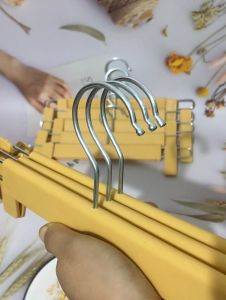 combo 10 kẹp nhưạ vàng dài 35 cm nam nữ đầu moc xoay 360 chuyên dùng cho các shop thời trang và gia đình