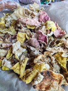 Kerupuk Melarat khas Cirebon dengan sambel asem / Krupuk