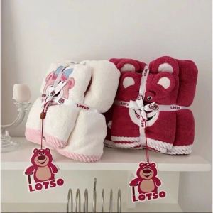 Set Khăn Tắm + Khăn Mặt Gấu Dâu Lotso Siêu Cute Cho Mẹ Và Bé Bông Mềm Mịn Siêu Thấm Hút Nhanh Khô Đa Năng
