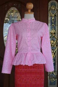 เสื้อลูกไม้ไทย เสื้อลูกไม้ปักลาย ชุดสุภาพสีชมพูสวยหวาน แขนยาว ชายระบาย กระดุมมุก