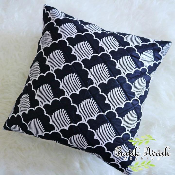 Sarung Bantal Batik Sofa 40x40 cm Black and White Series Sisik