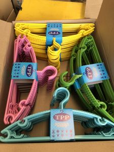 ไม้แขวนเสื้อ ผู้ใหญ่ รุ่นกลาง 1 ลัง มี 12 แพค 60 อัน กับ 6 แพค 30 อัน ไม้แขวนเสื้อพลาสติก