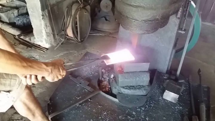 Dao%20ch%E1%BA%B7t%20x%C6%B0%C6%A1ng,%20g%C3%A0%20v%E1%BB%8Bt%20(dao%20t%C3%B4ng)%20c%C3%A1n%20s%E1%BA%AFt,%20b%E1%BA%B1ng%20nh%C3%ADp%20xe%20chu%E1%BA%A9n%20%20-%20Ch%C3%ADnh%20h%C3%A3ng%20Kh%C3%A1nh%20Linh%20-%20%C4%90a%20S%E1%BB%B9%20-%20Image%206