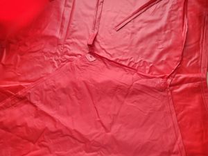 Combo tiện dụng túi 5 đôi găng tay gia dụng màu vàng và tạp dề nhựa chống nước