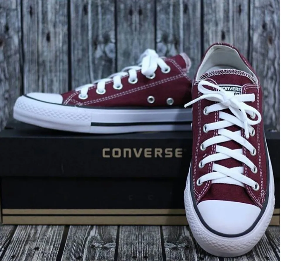 Converse warna 2024 merah maroon