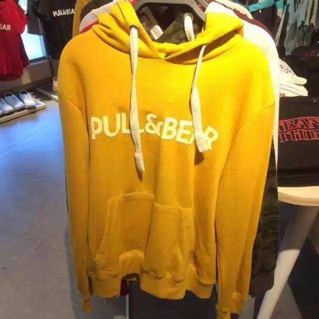 Hoodie pull and bear kuning hotsell