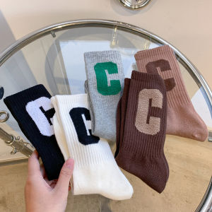 ถุงน่องปลาฉลามถุงเท้าข้อสูงปานกลางสำหรับผู้หญิงถุงเท้ายาวสีขาวผ้าฝ้ายแท้แฟชั่น INS ใส่ด้านนอกถุงเท้าลายตัวอักษร C ที่นิยมในโลกออนไลน์สไตล์เกาหลีสำหรับฤดูใบไม้ผลิและฤดูใบไม้ร่วง