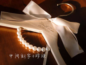 ที่แขวนเสื้อผ้าชุดแต่งงานที่กำหนดเองที่แขวนเสื้อผ้าสำหรับงานแต่งงานที่แขวนเสื้อผ้าสำหรับงานแต่งงานชื่อสลักตัวอักษรสำหรับถ่ายภาพงานแต่งงาน