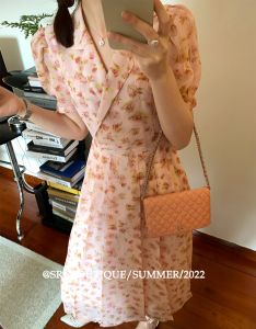 SRK ชุดเดรสแขนสั้นชิคๆสไตล์ฝรั่งเศสชุดสูทมีออร่าเดรสผ้าชีฟองลายดอกไม้ทรงเอเก็บเอวใส่แล้วดูผอมเพรียวสำหรับผู้หญิง