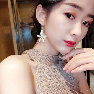 Fashionable Petal Earrings 2025 New Style Versatile Fairy Atmosphere Forest System Super Popular Celebrity Ear Jewelry