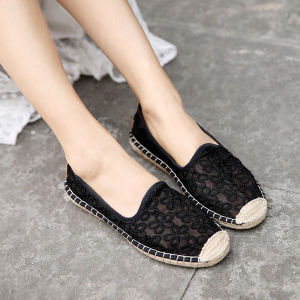 รองเท้าฟิชเชอร์แมนสไตล์ชาแนลลูกไม้สานฟางผ้าลินินสำหรับฤดูร้อนรองเท้าผ้าสำหรับคนขี้เกียจระบายอากาศพื้นนิ่มแฟชั่นลำลองส้นแบนสำหรับผู้หญิง