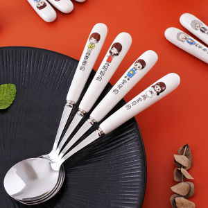 ช้อนแบ่งอาหารสำหรับครอบครัวช้อนตักซุปด้ามยาวลายการ์ตูนช้อนสแตนเลสด้ามเซรามิกแบบสร้างสรรค์ช้อนข้าวสำหรับเด็กและครอบครัวน่ารัก
