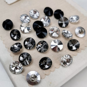 คริสตัลพืชดำ เสื้อเชิ้ตขาว เสื้อไหมพรม ซึ่งใช้ถูกกระดูก กระดุมเสื้อโค้ททรงกลม กระโปรง สีดำ