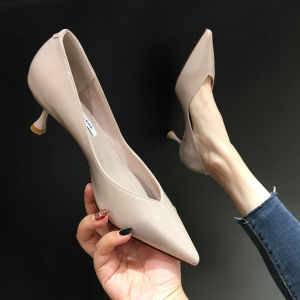 รองเท้าส้นสูงหัวแหลมที่นิยมในโลกออนไลน์สีเหลืองข้าวฮ่องกงรองเท้าผู้หญิงส้นสูงปานกลางปากตื้นสไตล์เกาหลีหนังแก้วส้นเข็มแมทช์ลุคง่ายส้นสูง