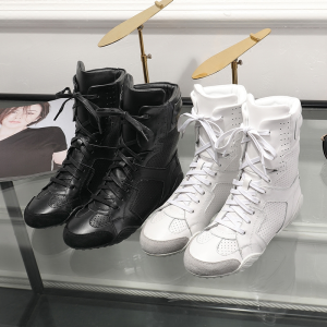 รองเท้าบูทมาร์ตินสไตล์อังกฤษฮาราจูกุแบบใหม่ฤดูใบไม้ผลิและฤดูร้อน2024รองเท้าบูทระดับเหนือข้อเท้าสีขาวสไตล์เกาหลีแมทช์ลุคง่ายสำหรับผู้หญิงรองเท้าบูทสั้นส้นแบน