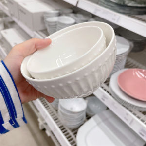 ชุดอาหารเซรามิกสีขาวสไตล์นอร์ดิกสําหรับใช้ในครอบครัว ชามอาหารที่เบาและหรูหรา จานเล็กสไตล์เรโทรที่เรียบง่าย