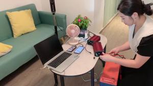 10000W อินเวอร์เตอร์พลังงานแสงอาทิตย์กับซ็อกเก็ต AC สากลคู่ USB สมาร์ท DC 12V เพื่อ AC 220V บ้านแปลงแรงดันไฟฟ้ากลางแจ้งไฟฟ้าสำหรับปิกนิกท่องเที่ยวตั้งแคมป์และแผงขายของ