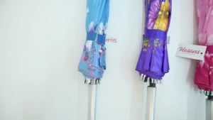 Payung Satin Desain Unik: Payung Hujan Jumbo untuk Semua Usia