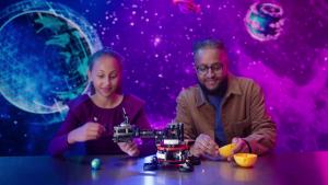 LEGO Technic 42179 Planet Earth and Moon in Orbit (526 Pieces) Mainan Susun (10 Tahun+)