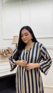 Dress Semata Kaki Salur Kecil Dress Lengan 3/4 Dress Panjang Dress Motif Terbaru Dress Kekinian Dress Busui Friendly Dress Terbaru 2024 Daster Salur 3/4