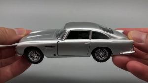 Diecast Mobil Mainan Miniatur Aston Martin DB5 Classic Klasik Miniature Die Cast Model 1:38 Souvenir Kado Pajangan
