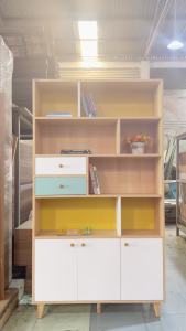 Tủ Sách Gỗ Phong Cách Bắc Âu Decor Kệ Đa Năng Có 2 Cánh Cửa 2 Ngăn Kéo Giảm Chấn SIB Decor KSG43