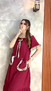 DRESS AYURA KARET DEPAN SAKU DUA CRINKLE AIRFLOW MIX RAYON LUNA REMPEL BAWAH CLARESSA COLLECTION\\n\\n Apa Itu Dress Ayura Karet Depan Saku?\\n\\nDress Ayura Karet Depan Saku adalah pakaian wanita yang menawarkan kenyamanan dan gaya. Desainnya modern dengan saku di bagian depan dan bahan karet yang membuatnya elastis dan nyaman dipakai. Selain itu, dress ini merupakan bagian dari koleksi Claressa Collection yang terkenal dengan desain-desain elegan dan kualitas bahan yang tinggi.\\n\\n Deskripsi Umum\\n\\nDress Ayura Karet Depan Saku dirancang dengan bahan Crinkle Airflow Mix Rayon yang memberikan tekstur unik dan kenyamanan maksimal. Bahan ini memiliki sifat yang ringan dan mudah bernapas, menjadikannya pilihan ideal untuk berbagai acara, baik formal maupun santai.\\n\\n Ciri-Ciri Unik\\n\\nBeberapa ciri unik dari Dress Ayura Karet Depan Saku antara lain:\\n\\n- Desain elegan dengan saku di bagian depan\\n- Bahan Crinkle Airflow Mix Rayon yang nyaman dan mudah bernapas\\n- Elastis dan fleksibel karena bahan karet di bagian pinggang\\n- Cocok untuk berbagai acara, baik formal maupun santai\\n\\n Kelebihan Crinkle Airflow Mix Rayon Luna Rempel Bawah\\n\\nBahan Crinkle Airflow Mix Rayon yang digunakan dalam Dress Ayura Karet Depan Saku memiliki beberapa kelebihan:\\n\\n Kualitas Material\\n\\nCrinkle Airflow Mix Rayon adalah bahan berkualitas tinggi yang terbuat dari campuran serat alami dan sintetis. Bahan ini memiliki tekstur unik yang membuatnya nyaman dipakai dan mudah bernapas.\\n\\n Kelebihan Tekstur\\n\\nBahan Crinkle Airflow Mix Rayon memiliki beberapa kelebihan tekstur, antara lain:\\n\\n- Ringan dan mudah bernapas\\n- Tidak mudah kusut\\n- Mudah dibersihkan dan tidak menyebabkan iritasi kulit\\n\\n Cara Memilih Dress Ayura Karet Depan Saku\\n\\nBerikut adalah beberapa tips untuk memilih Dress Ayura Karet Depan Saku yang tepat:\\n\\n Ukuran dan Warna\\n\\nPastikan ukuran dress sesuai dengan tubuh Anda. Jangan lupa pilih warna yang cocok dengan warna kulit dan kepribadian Anda.\\n\\n Model dan Desain\\n\\nPerhatikan model dan desain dress yang Anda inginkan. Dress Ayura Karet Depan Saku memiliki berbagai pilihan model dan desain yang bisa disesuaikan dengan kebutuhan dan selera Anda.\\n\\n Cara Merawat Dress Ayura Karet Depan Saku\\n\\nBerikut adalah beberapa tips merawat Dress Ayura Karet Depan Saku:\\n\\n Tips Perawatan\\n\\n- Cuci dress dengan air dingin dan deterjen ringan\\n- Jangan gunakan pemutih atau pengharum pakaian\\n- Jemur dress di tempat teduh dan hindari sinar matahari langsung\\n\\n Penyimpanan dan Penggunaan\\n\\n- Simpan dress dalam lemari dengan jarak yang cukup agar tidak kusut\\n- Jangan gunakan dress terlalu sering agar bahan tidak cepat rusak\\n\\n Kesimpulan\\n\\nDress Ayura Karet Depan Saku adalah pilihan ideal bagi Anda yang mencari pakaian wanita yang nyaman dan elegan. Dengan bahan Crinkle Airflow Mix Rayon yang berkualitas tinggi, dress ini akan memberikan kenyamanan maksimal saat dipakai. Pastikan Anda memilih ukuran dan warna yang tepat serta merawat dress dengan baik agar tampilan tetap prima.\n}