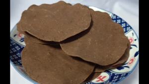 ถั่วเน่า ถั่วเน่าแผ่น แผ่นใหญ่ ถั่วเน่าแข็บ อาหารพื้นบ้านล้านนา อาหารเหนือ