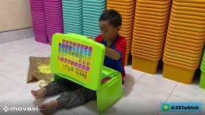 โต๊ะการบ้านรุ่นใหม่ สามารถพับขาได้ มีช่องสำหรับเก็บของ มีฝาเปิดปิดเก็บของ พร้อมสื่อการเรียน แถมกระเป๋าสำหรับพกพา