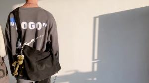 กระเป๋าแฟชั่น เกาหลี กระเป๋าผ้าเก๋ๆ กระเป๋าใบใหญ่น้ำหนักเบาทนต่อการสึกหรอแนวเกาหลีพวงกุญแจ ความจุกใหญ่ใส่ของได้เยอะสำหรับผู้ชายผู้หญิง