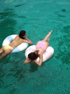 YUKARI SWIM One Piece Swimsuit เปิดหลัง เซ็กซี่ น่ารัก สไตล์เกาหลี ชุดชายหาด ชุดว่ายน้ำวันพีซผู้หญิง กลวงออกด้านหลัง ชุดว่ายน้ำสำหรับฤดูร้อน ผ้าเป็นมิตรกับสิ่งแวดล้อม